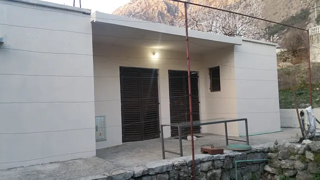 Zum Verkauf steht ein Haus mit großem Grundstück in Dobrota, — photo 8